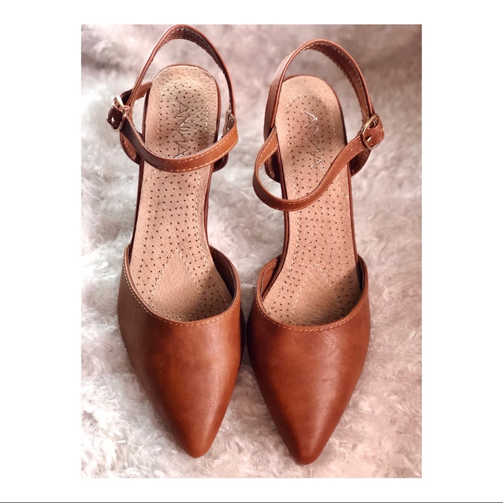 Closed pointy  toe low heels
